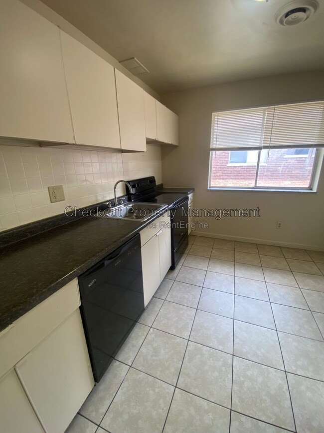 Building Photo - 9943 Sloane Square Unit C