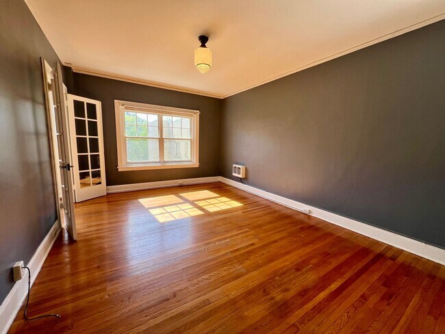 Building Photo - Historic Studio with Murphy Bed, Storage & Prime Alphabet District Location!