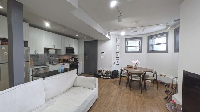 Photo - 1101 W George St
