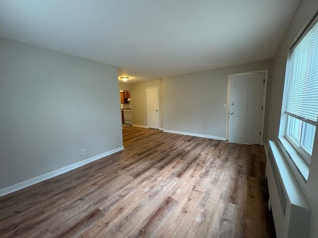 Photo - Spacious 1 Bedroom in Bellevue with Balcony and Garage space! Unidad 192 Apt 1