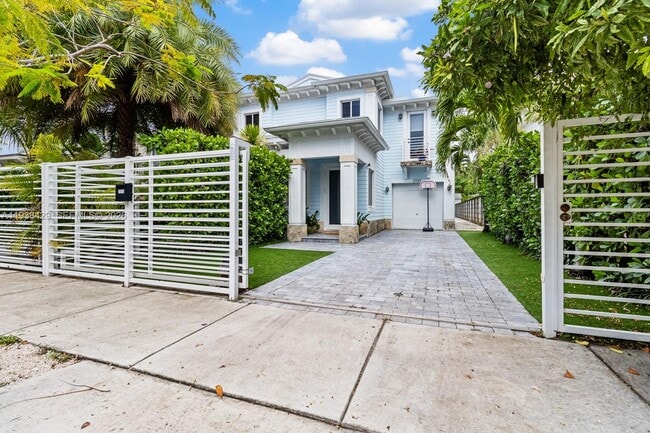 Photo - 2930 Catalina St