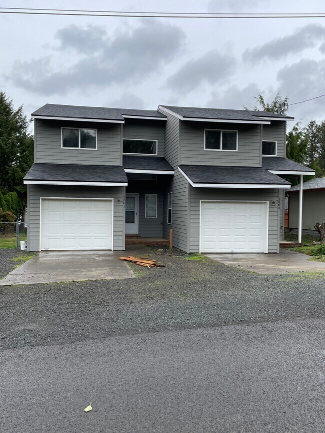 Building Photo - 1301 Nehalem Ave