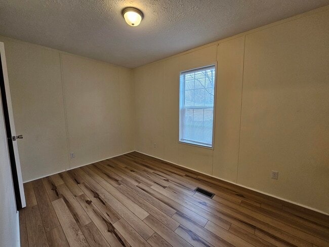 Photo - 637 Scarlet Dr