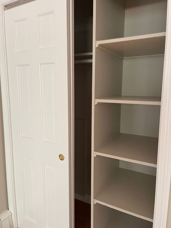 Photo - Spacious Top Floor 1 bed, Parking sand utilities inc, Right in front of the train EASY EASY CHOICE