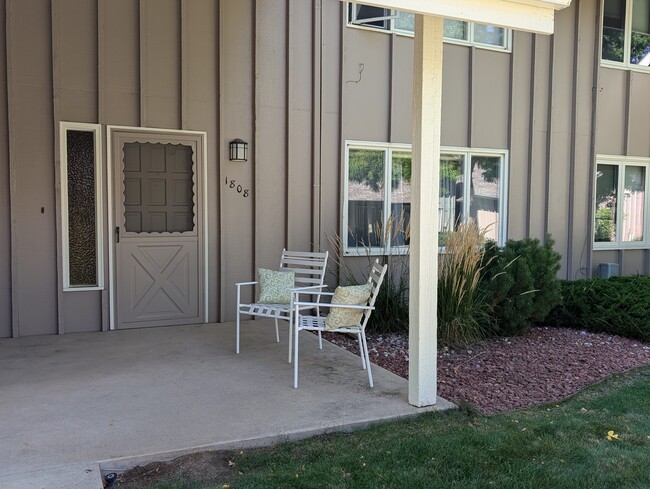 Front door facing quiet greenspace - 1808 Indian Meadows Ln Casa Adosada