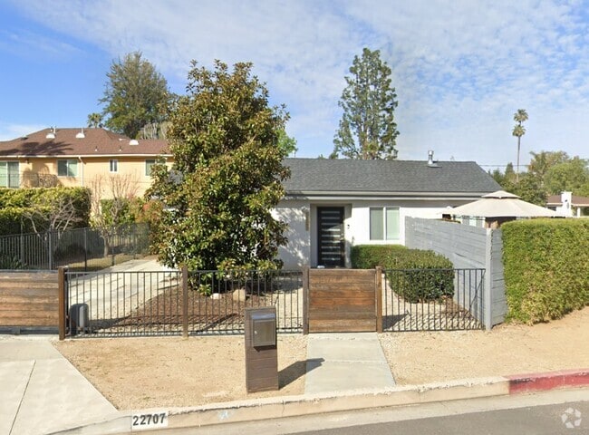 Building Photo - 3 bedroom, 2 bath house in Woodland Hills