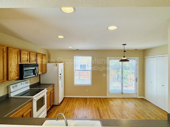 Photo - 717 Mockingbird St