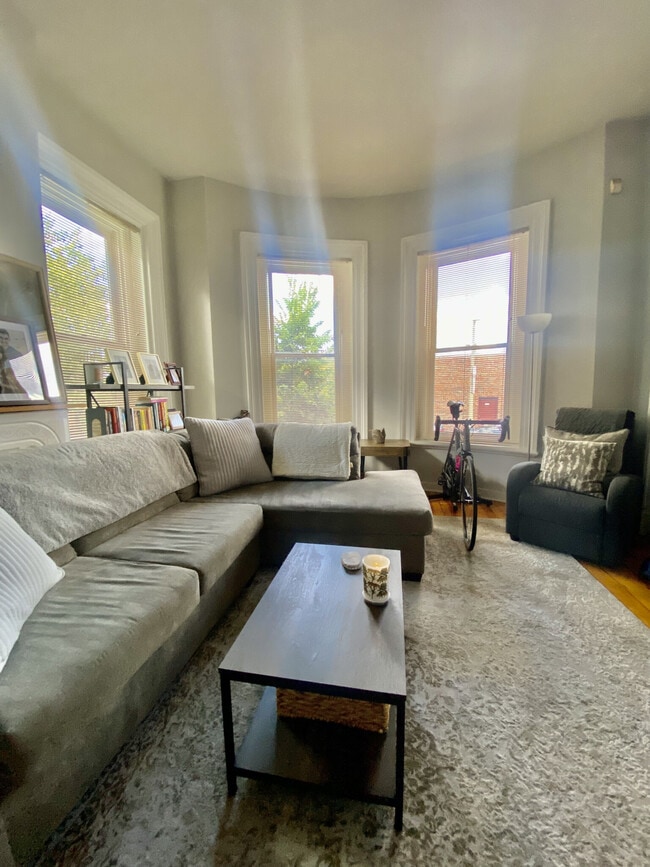 Building Photo - 8 Centre St Unit 1