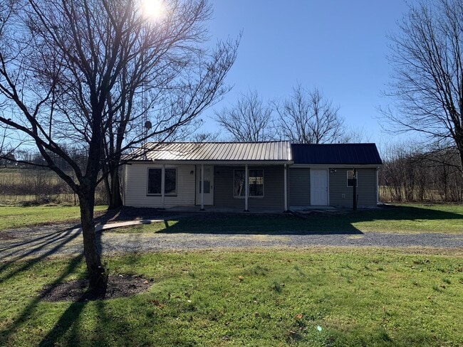 Building Photo - Single family home with 3 beds/1 bath