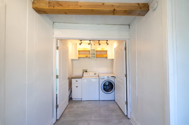 Photo - 901 Conder St