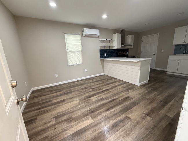 Photo - 303 E 7th St