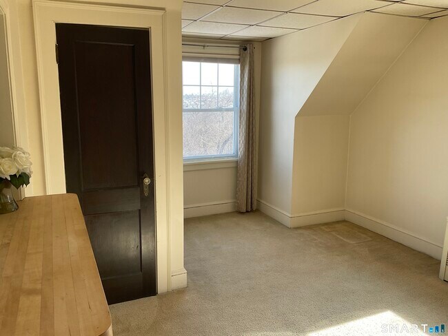 Photo - 405 Mohegan Ave Pkwy