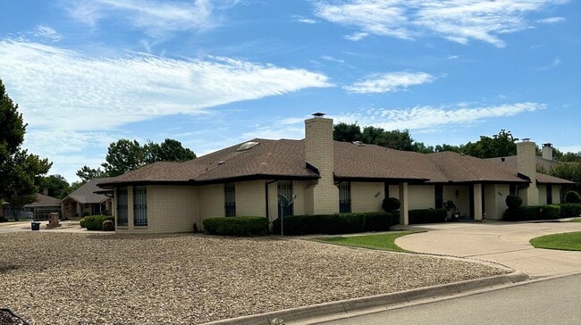 Spacious 2 Bedroom, 2 Full Bath Duplex Loc... - Spacious 2 Bedroom, 2 Full Bath Duplex Loc... House