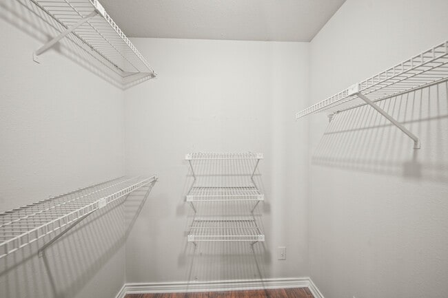 Building Photo - 12905 Woodforest Blvd Unit 204