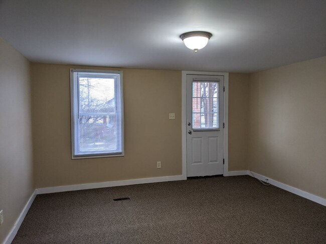 Front door/living room - 42 McCrea St Unidad 1