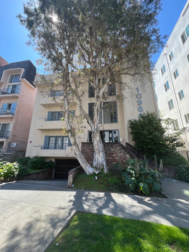 Exterior del edificio - 10964 Wellworth Ave Apartamentos