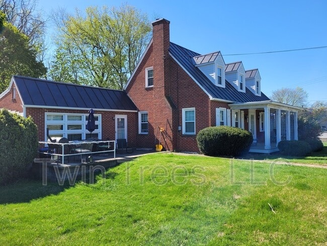 Photo - 5820 Main St