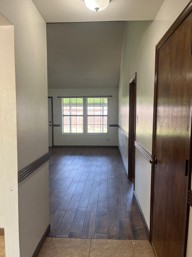 Photo - 1712 Windsor Way