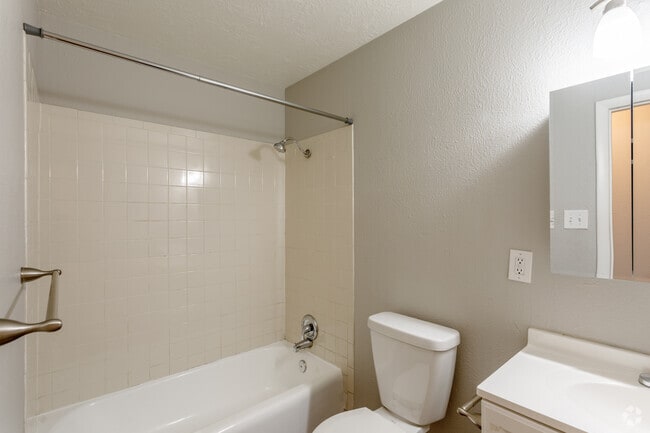 2BR, 1BA - 750 SF