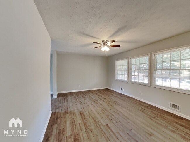 Photo - 170 Chesterfield Ct SW