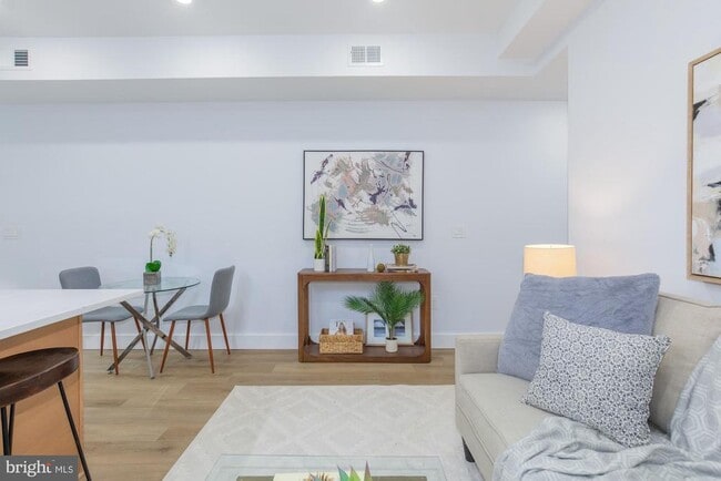 Building Photo - 1012 17th Pl NE Unit 1