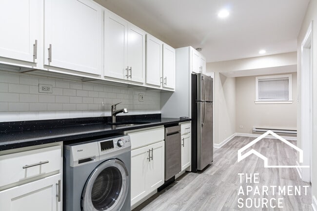 Building Photo - 726 W Roscoe St