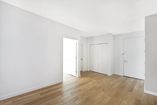 Photo - 225 Rector Pl Unit 7Y