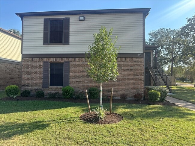 Building Photo - 715 Skylark Rd Unit 715-C Rental