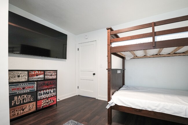 Photo - 2102 Scovel St