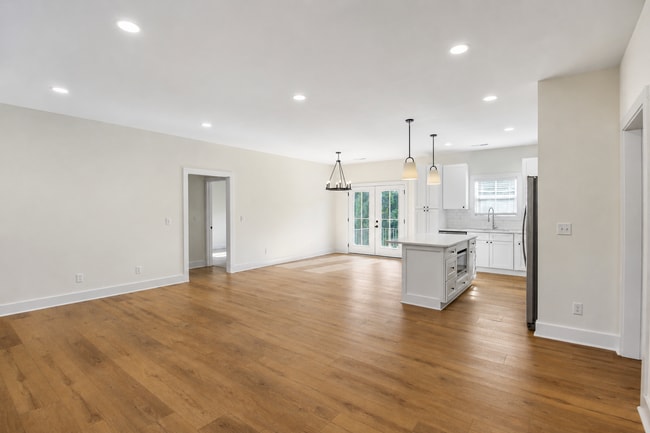 Photo - 511 Creekview Ln