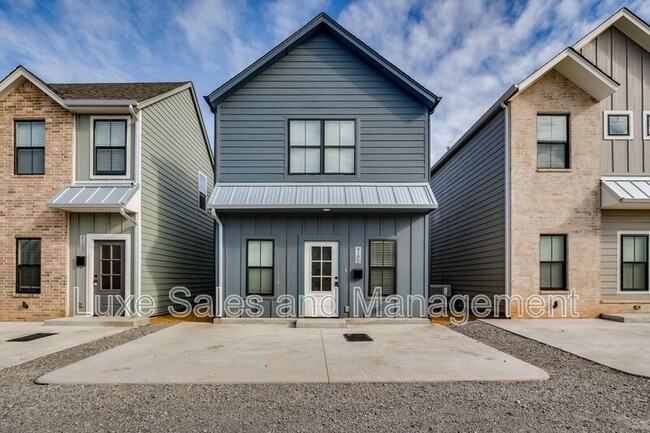 Building Photo - 610 W 2nd St