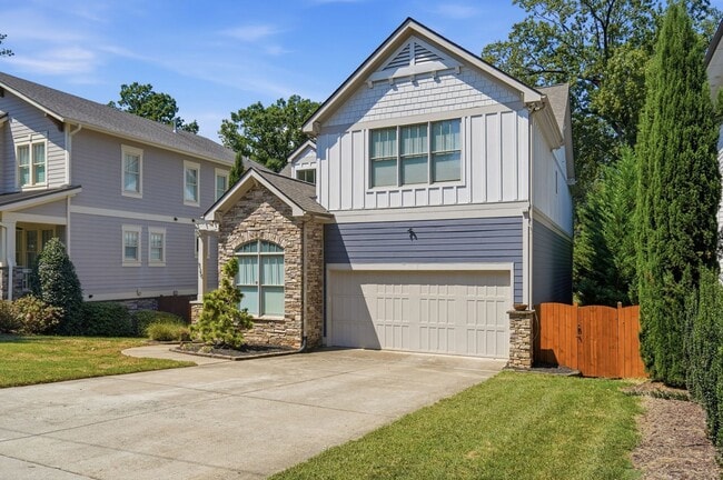 Photo - 520 Iverson Way