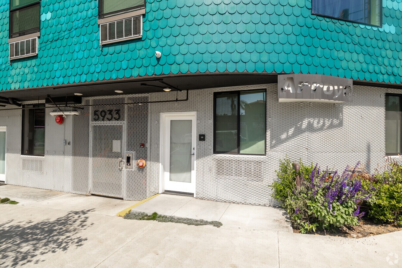 Entrada - Arroyo Apartments