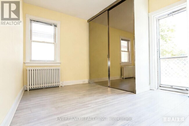 Photo - 1753 Bayview Ave