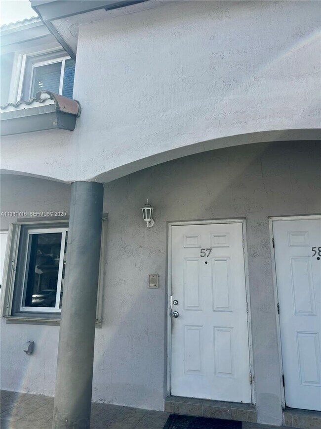 Photo - 5655 NW 109th Ave Unidad 57