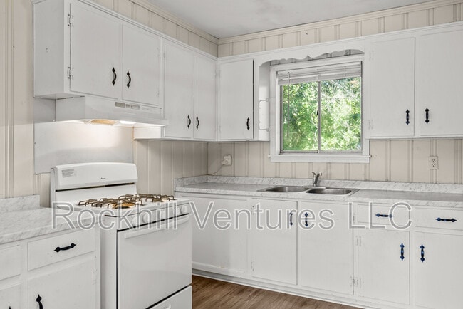Building Photo - 6 Ronnie Ave Unit B