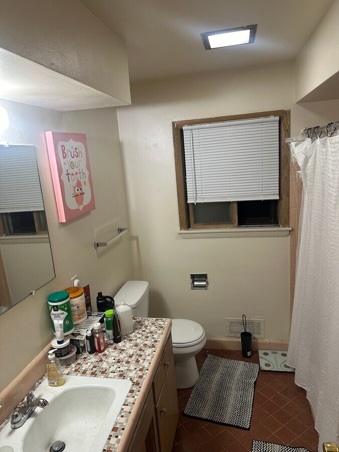 Baño - 4130 N 91st St Unidad 2