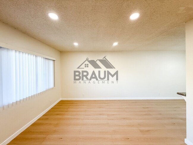 Building Photo - 13115 Oxnard St Unit 19