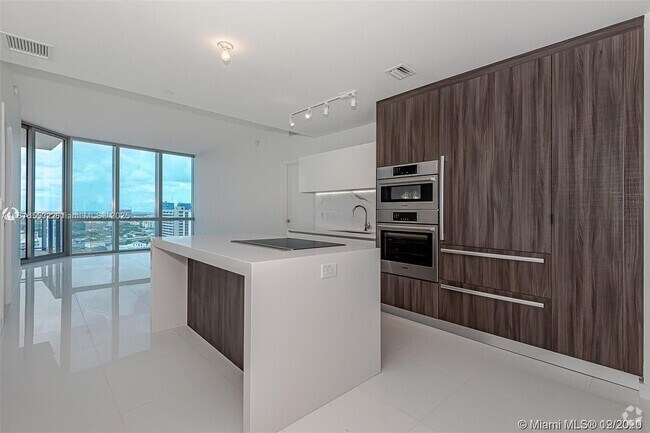 Building Photo - 851 NE 1st Ave Unit 1608 Rental