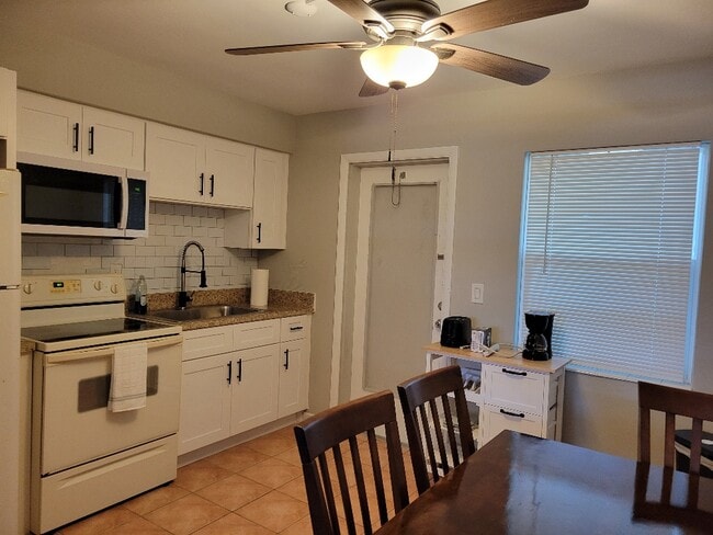 Building Photo - 221 Cape Coral Pky E Unit A