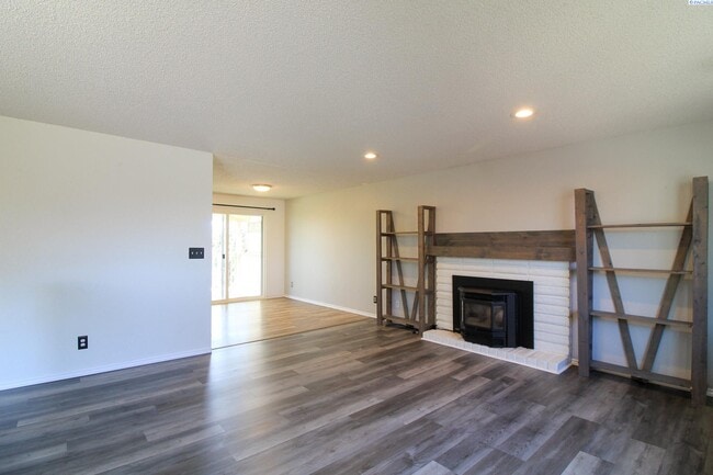 Photo - Rent Special! Large 4 Bed/2 Bath + Office ...