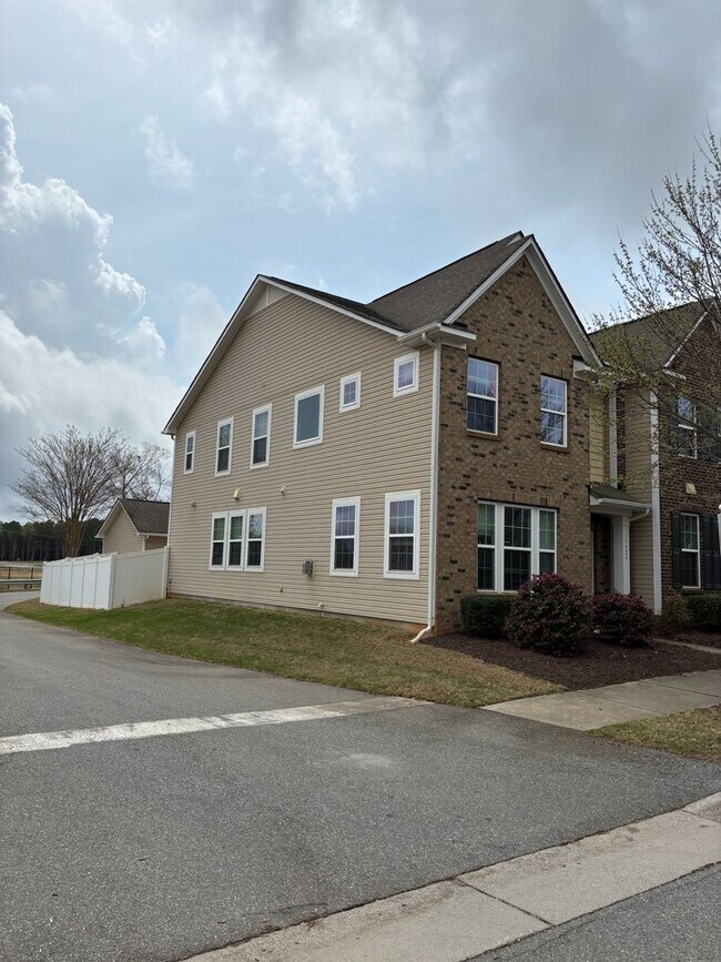 Photo - Renovated 3Bd, 2.5Ba End Unit Lake Norman Townhome with Fenced-in Yard and 1 Car Garage Coming Soon