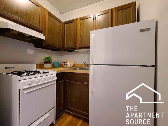 Building Photo - 837 W Wolfram St Unit 209