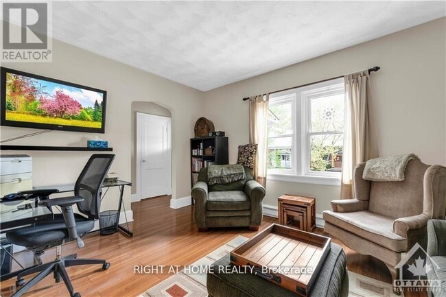 Photo - 24 Desjardins Ave