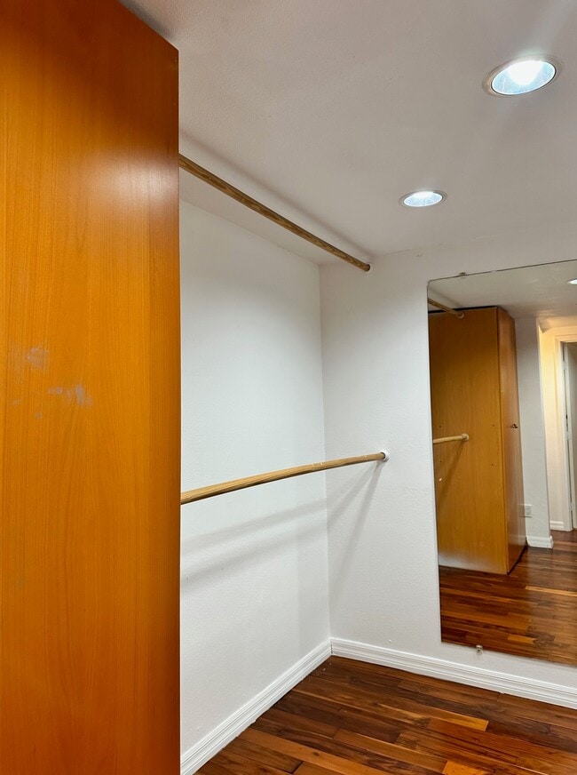 mb walkin closet - 4300 Via Marisol