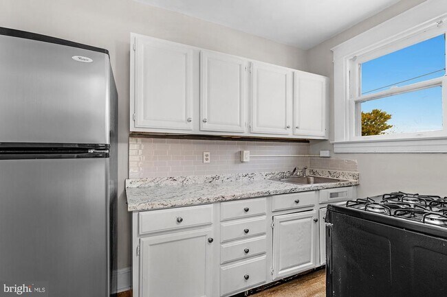 Photo - 639 Plymouth Rd