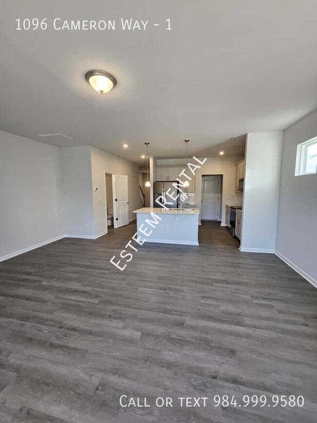Photo - 1096 Cameron Wy