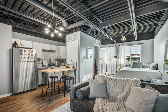 Building Photo - 2437 Atwood Ave Unit 1