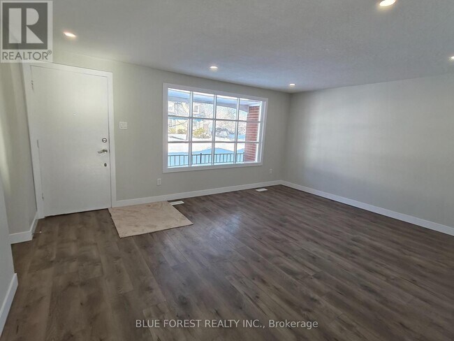 Photo - 681 Galloway Crescent