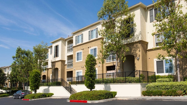 Bella Vista At Warner Ridge Apartments Building - Bella Vista At Warner Ridge Apartments